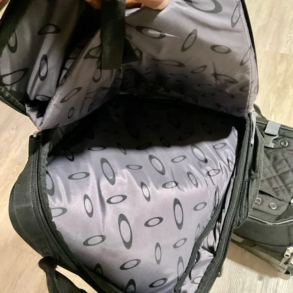 Oakley Black and Gray Travel Bag and Computer Bag….Set…. - Picture 8 of 10